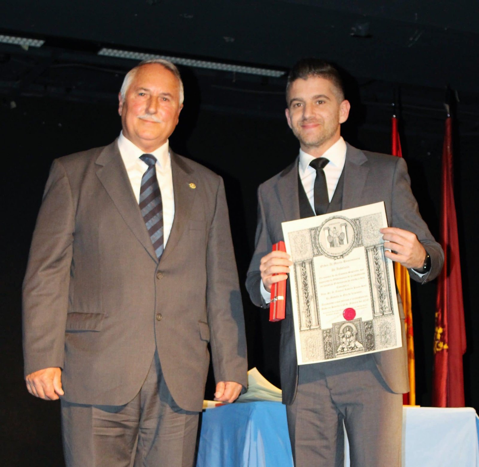 Dr. Panno collecting the Gold Medal for Humanitarian Merit of Andalusia