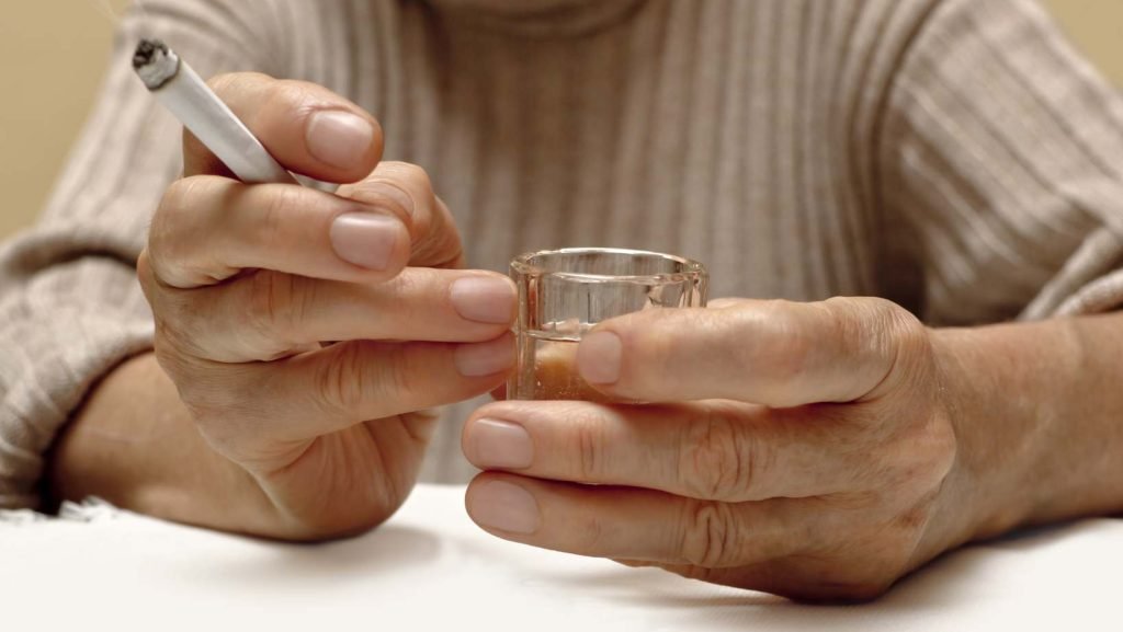 tabaco-y-alcohol-en-la-caida-del-cabello